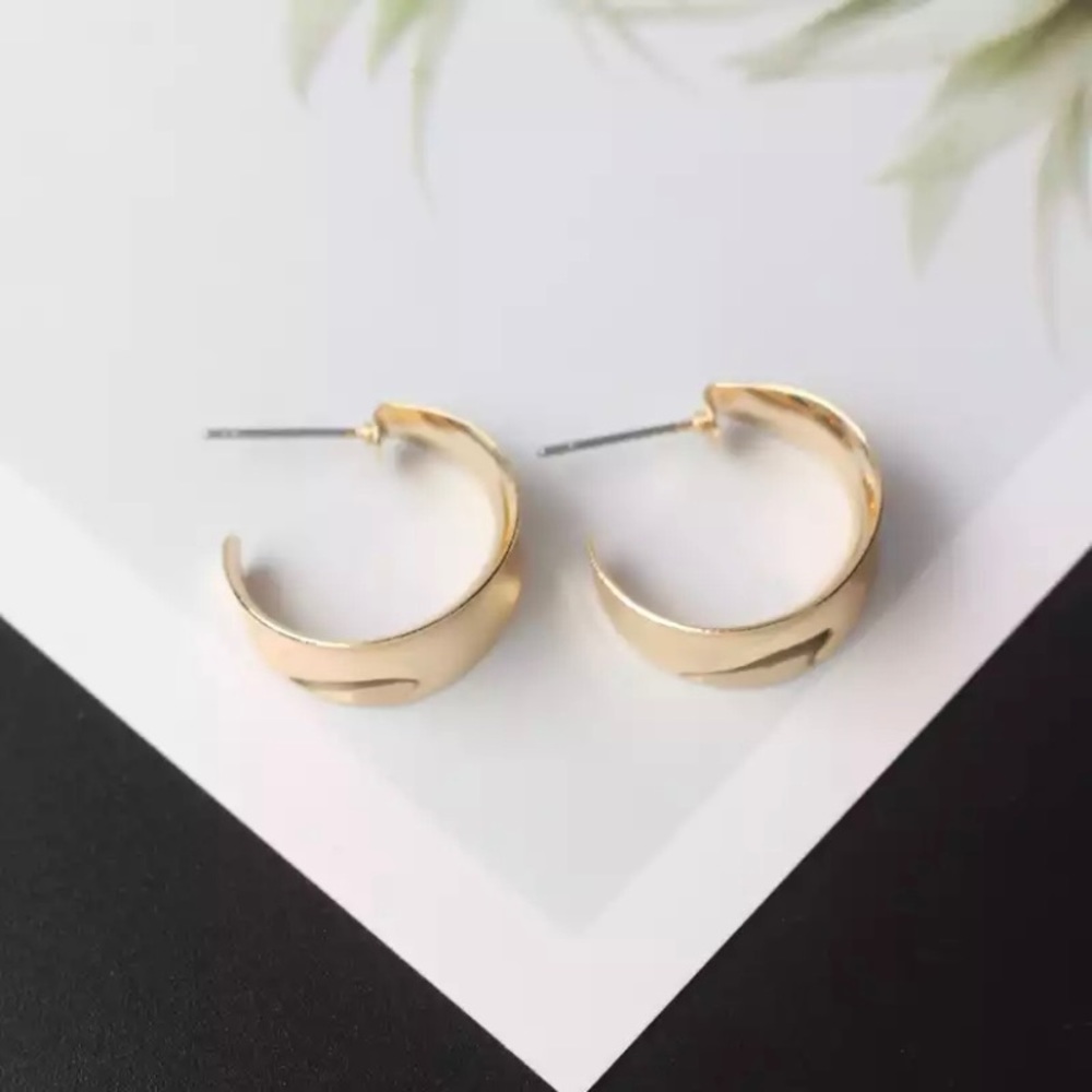 NEW Gold Medium Thick Hoop Earrings
